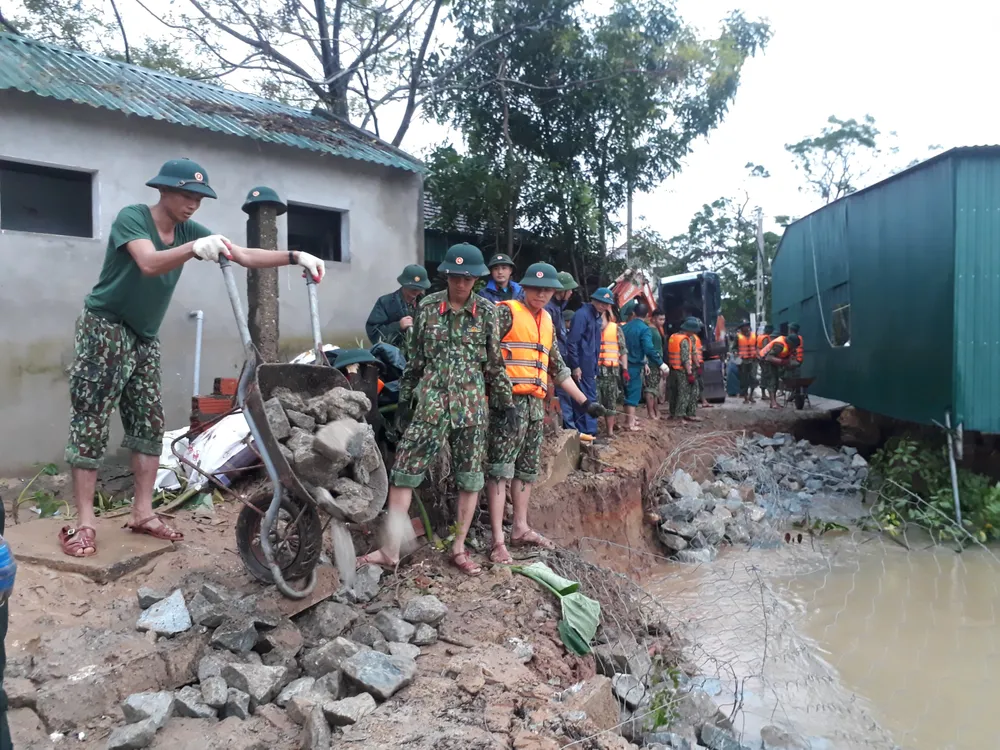 Huy động lực lượng kịp thời gia cố sạt lở bờ sông ở Hà Tĩnh ảnh 2