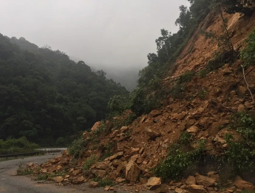 Khắc phục sạt lở trên tuyến Quốc lộ 8A lên Cửa khẩu Quốc tế Cầu Treo ảnh 1