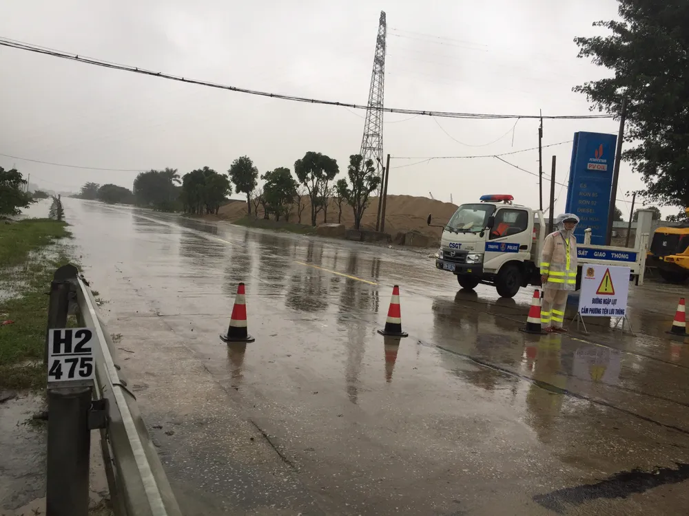 Khắc phục sạt lở trên tuyến Quốc lộ 8A lên Cửa khẩu Quốc tế Cầu Treo ảnh 5