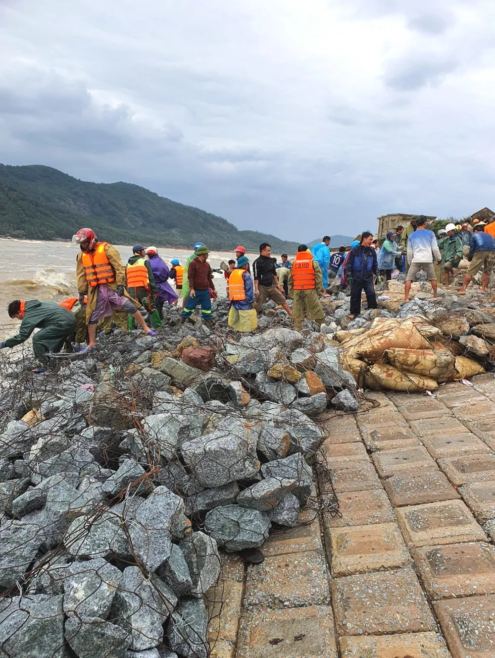 Nỗi lo sạt lở kè biển trong mùa mưa bão tại Hà Tĩnh ảnh 1