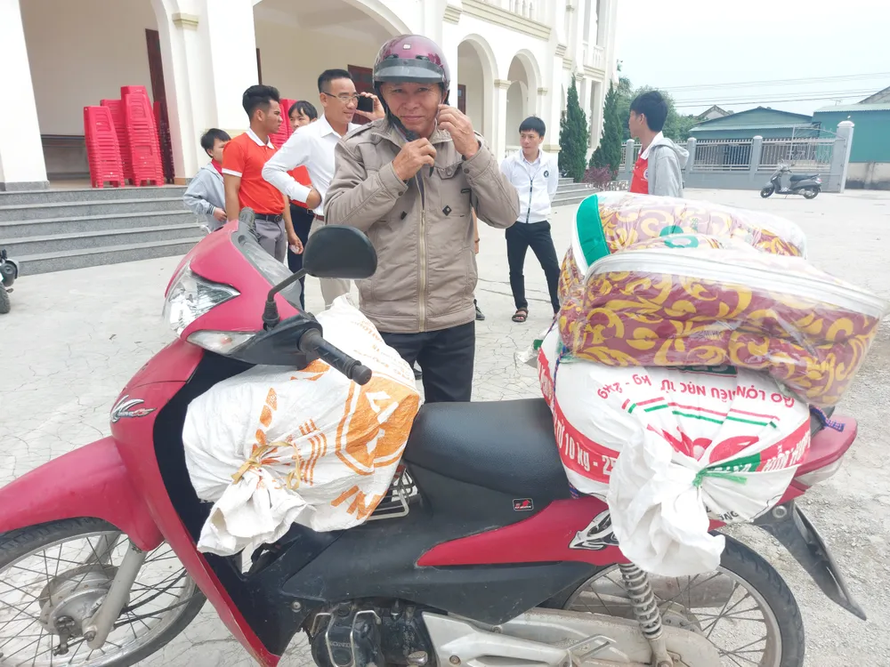 Trao quà hỗ trợ 410 hộ dân ở vùng lũ Hà Tĩnh ảnh 6