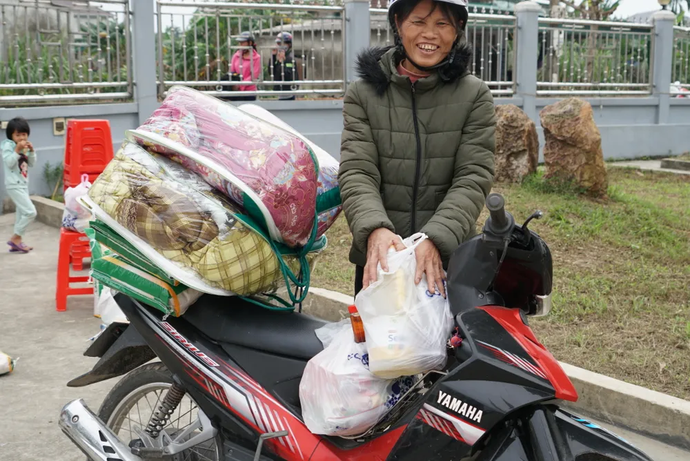 Trao quà hỗ trợ 410 hộ dân ở vùng lũ Hà Tĩnh ảnh 5