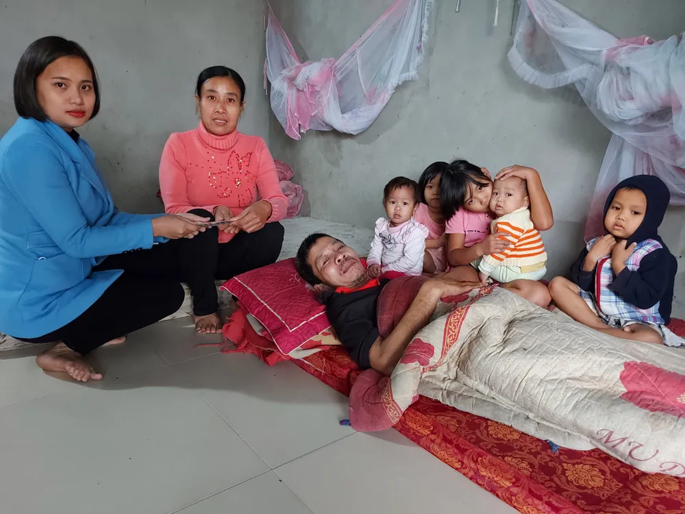 Trao tiền hỗ trợ các hoàn cảnh khó khăn tại Huế, Hà Tĩnh, Quảng Nam ảnh 2