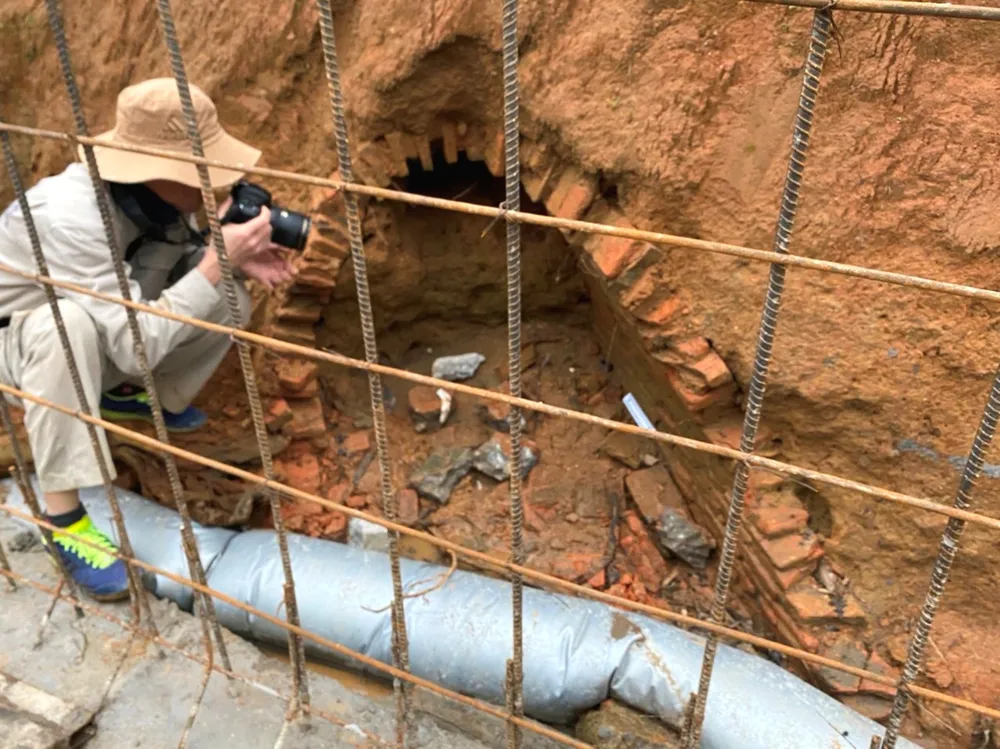 Hiện trường một phần ngôi mộ được phát hiện