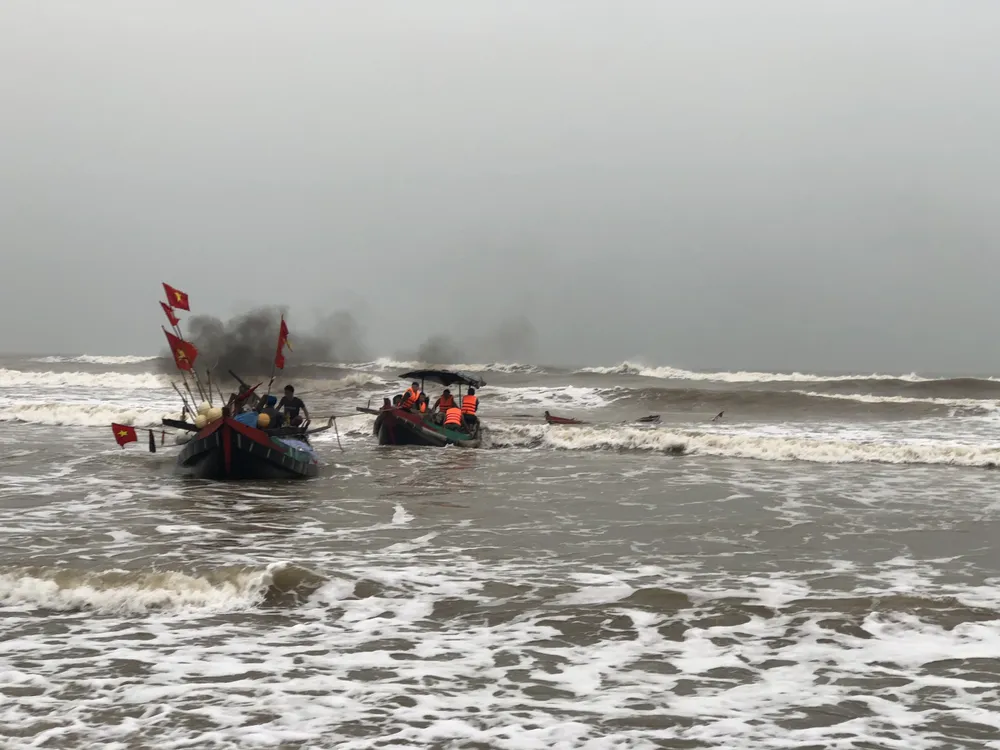 Kịp thời cứu sống hai ngư dân bị chìm thuyền trên biển ảnh 2