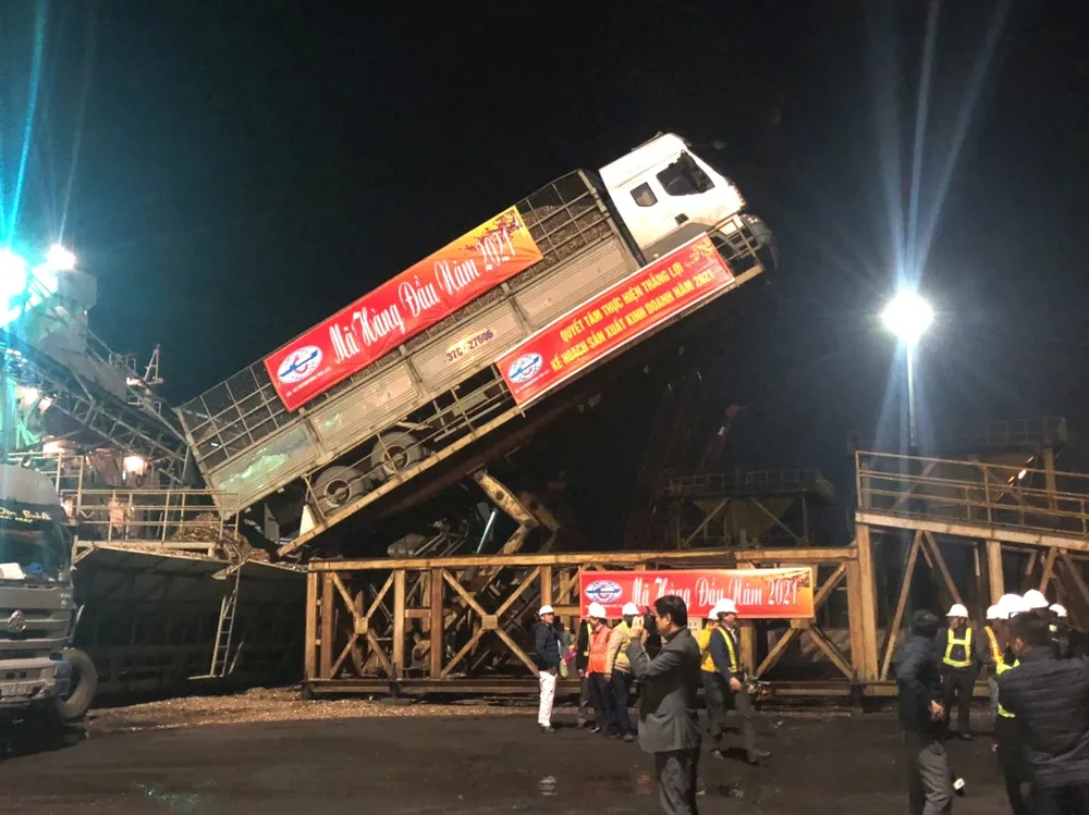 Cảng Vũng Áng đón chuyến hàng đầu tiên của năm mới ảnh 2