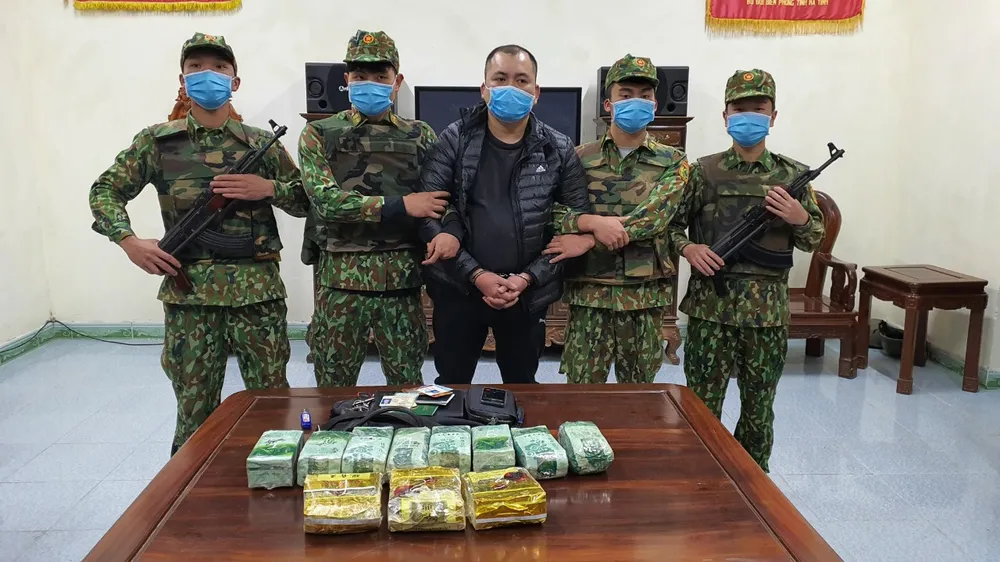 Bắt giữ đối tượng vận chuyển 11kg ma túy trên biên giới ảnh 1