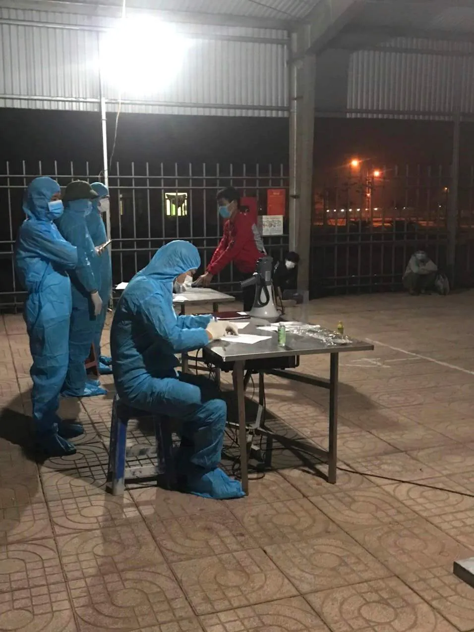 Phát hiện 9 người nhập cảnh trái phép trên xe khách ảnh 1