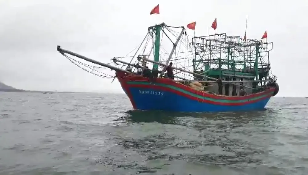 Tàu đánh cá bốc cháy trên biển, 8 thuyền viên thoát nạn ảnh 1