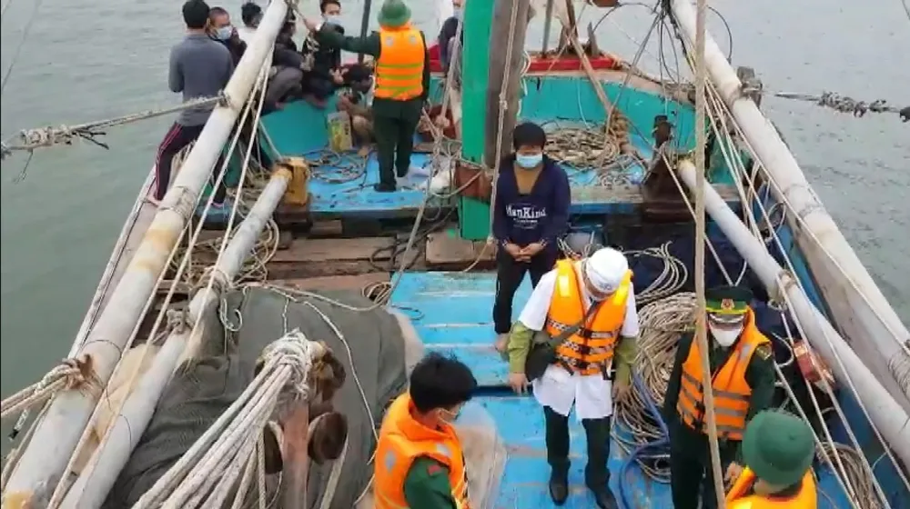 Tàu đánh cá bốc cháy trên biển, 8 thuyền viên thoát nạn ảnh 2