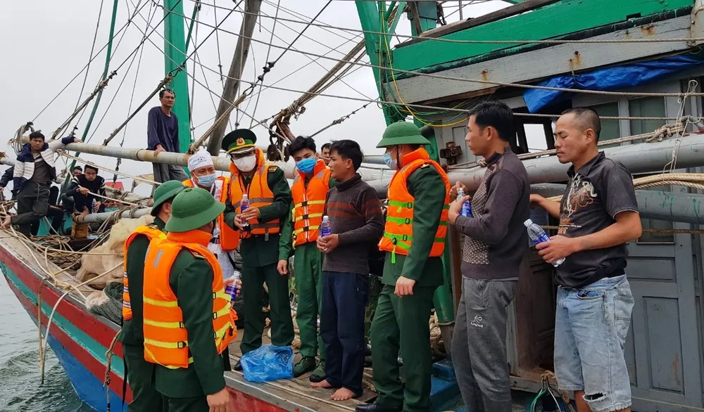 Tàu đánh cá bốc cháy trên biển, 8 thuyền viên thoát nạn ảnh 3