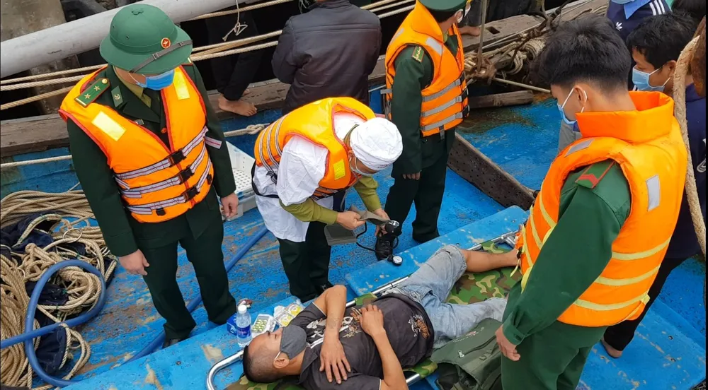 Tàu đánh cá bốc cháy trên biển, 8 thuyền viên thoát nạn ảnh 4