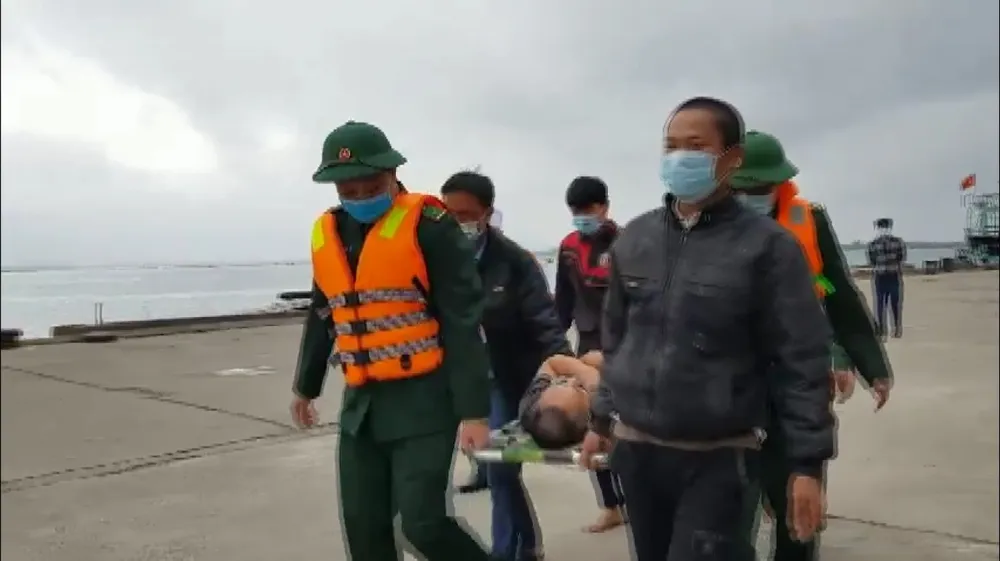 Tàu đánh cá bốc cháy trên biển, 8 thuyền viên thoát nạn ảnh 6