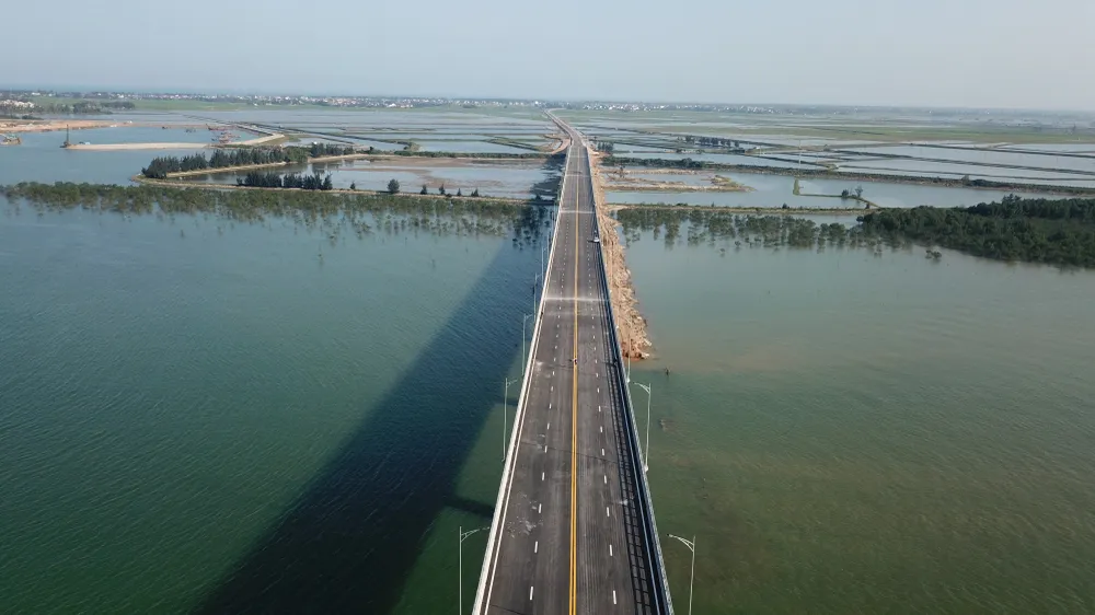 Cho phép phương tiện lưu thông qua cầu Cửa Hội dịp Tết Nguyên đán ảnh 4