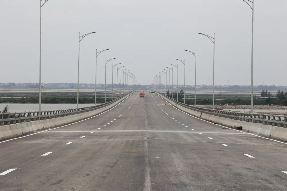 Cho phép phương tiện lưu thông qua cầu Cửa Hội dịp Tết Nguyên đán ảnh 5