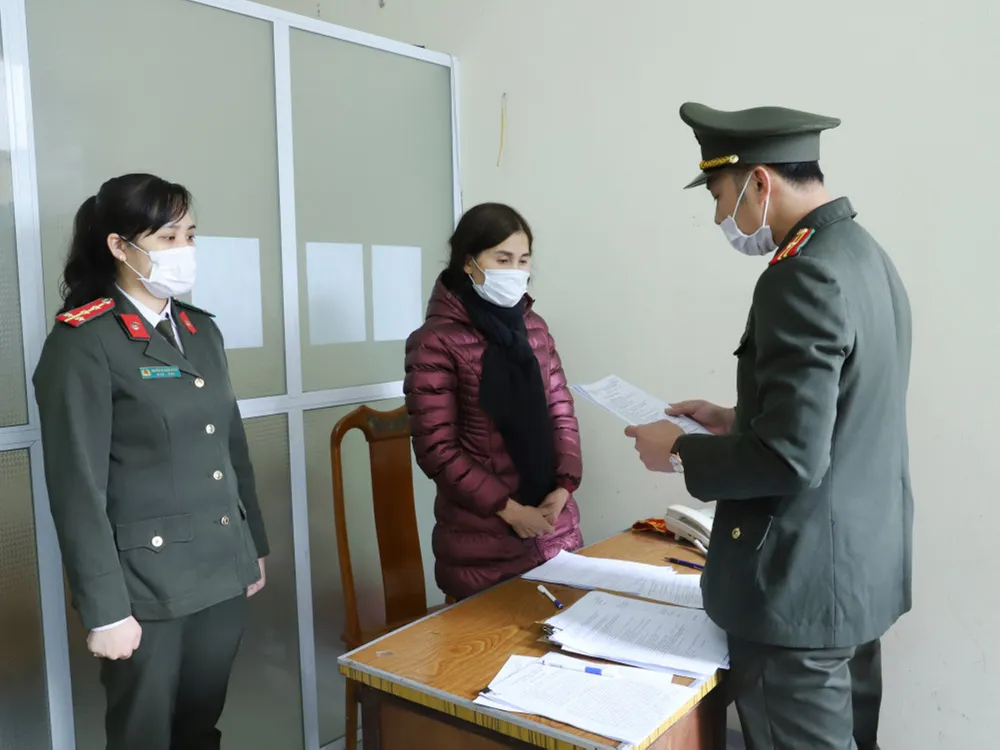 Cơ quan điều tra đọc lệnh khởi tố đối tượng Nguyễn Thị Hồng Hà. Ảnh: Công an Hà Tĩnh cung cấp