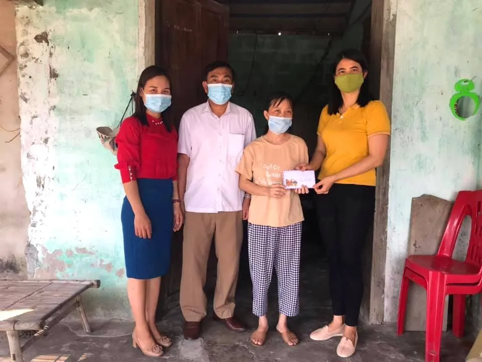 Bạn đọc Báo SGGP trao 23,4 triệu đồng cho hoàn cảnh khó khăn ở Hà Tĩnh ảnh 2