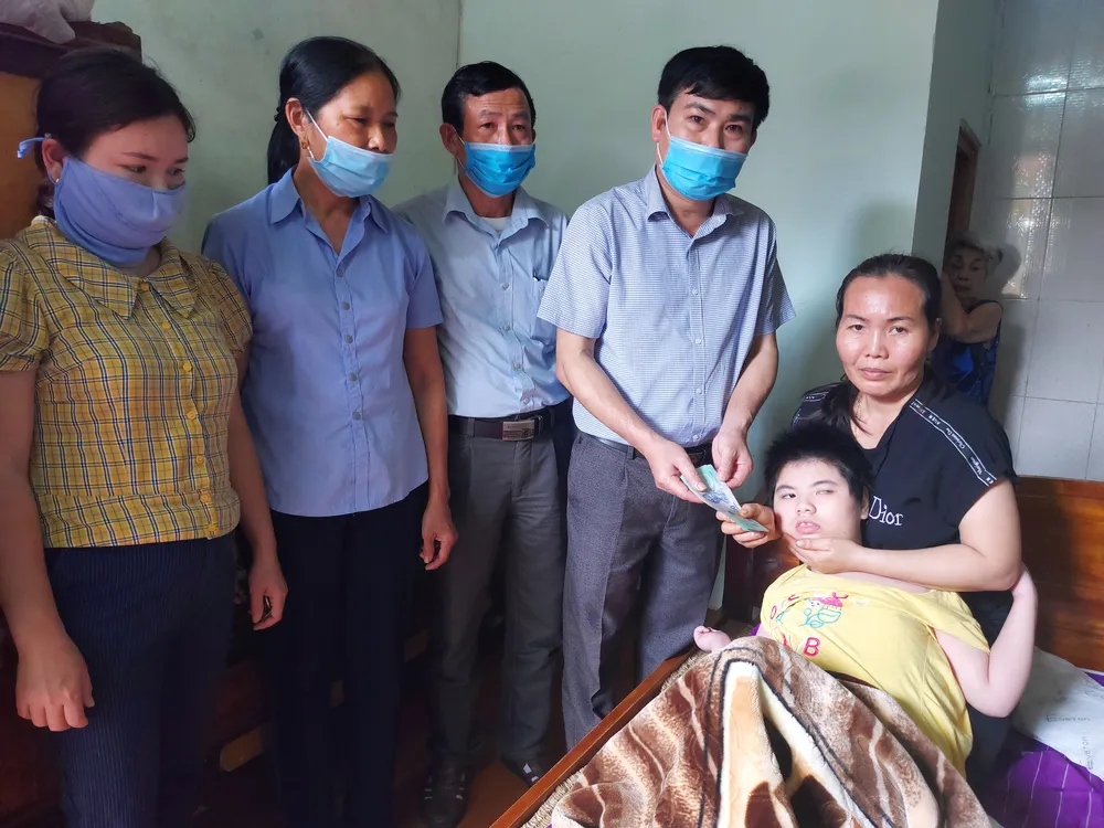 Bạn đọc Báo SGGP trao 23,4 triệu đồng cho hoàn cảnh khó khăn ở Hà Tĩnh ảnh 1