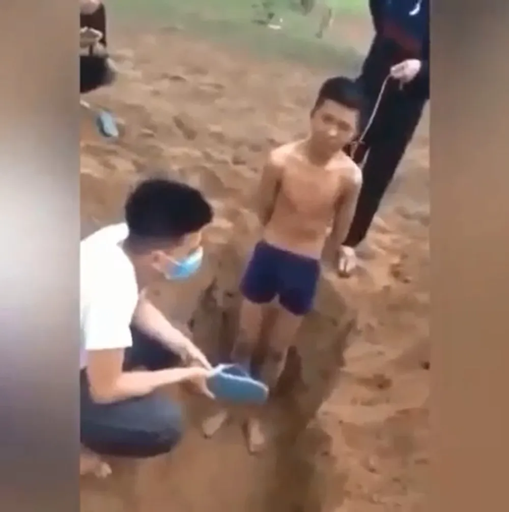 Xác minh clip nam thanh niên bị trùm đầu, vùi lấp dưới hố đất  ảnh 4