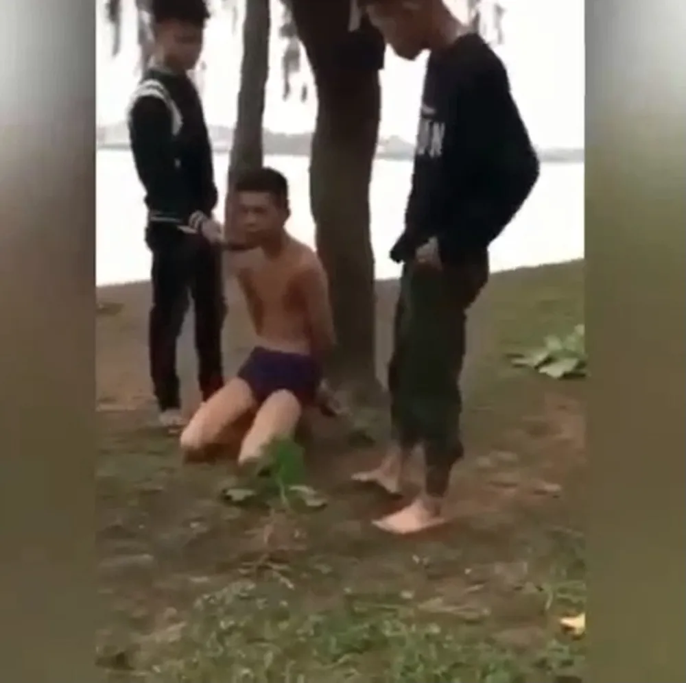 Xác minh clip nam thanh niên bị trùm đầu, vùi lấp dưới hố đất  ảnh 1