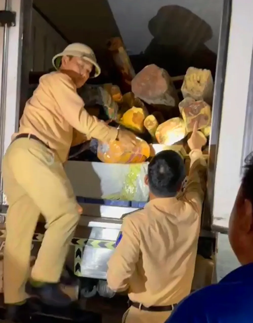 Phát hiện ô tô chở 3 tấn gỗ trắc không rõ nguồn gốc ảnh 2