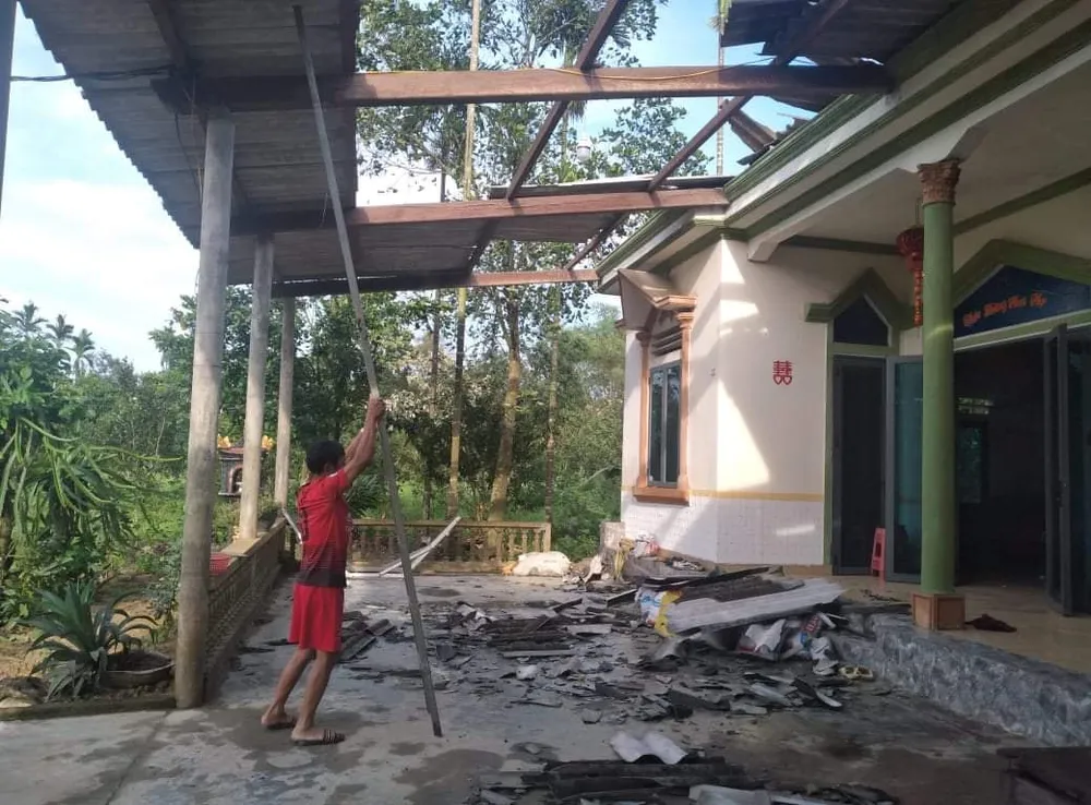 Lốc xoáy gây thiệt hại nặng về tài sản của người dân Hà Tĩnh ảnh 2