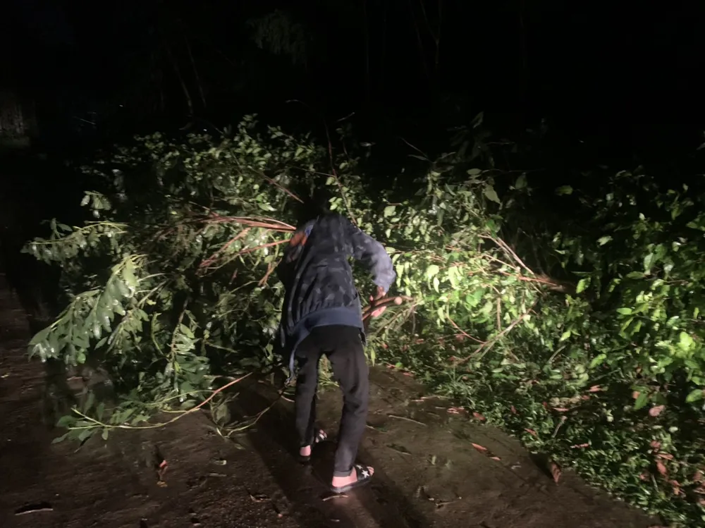 Lốc xoáy gây thiệt hại nặng về tài sản của người dân Hà Tĩnh ảnh 22