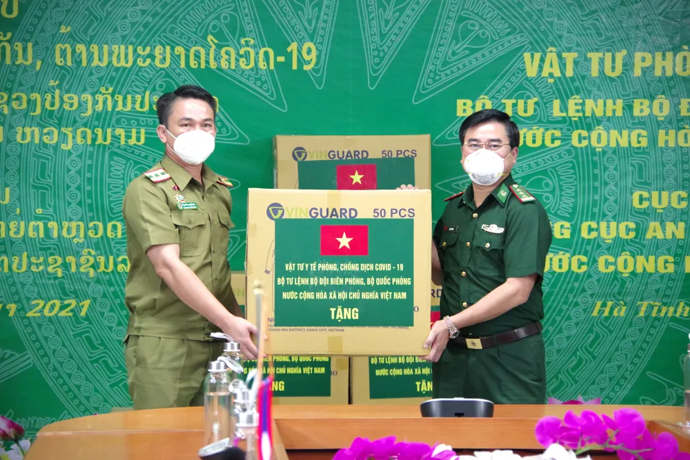 Hỗ trợ vật tư y tế, nhu yếu phẩm cho lực lượng quản lý, bảo vệ biên giới nước bạn Lào ảnh 3