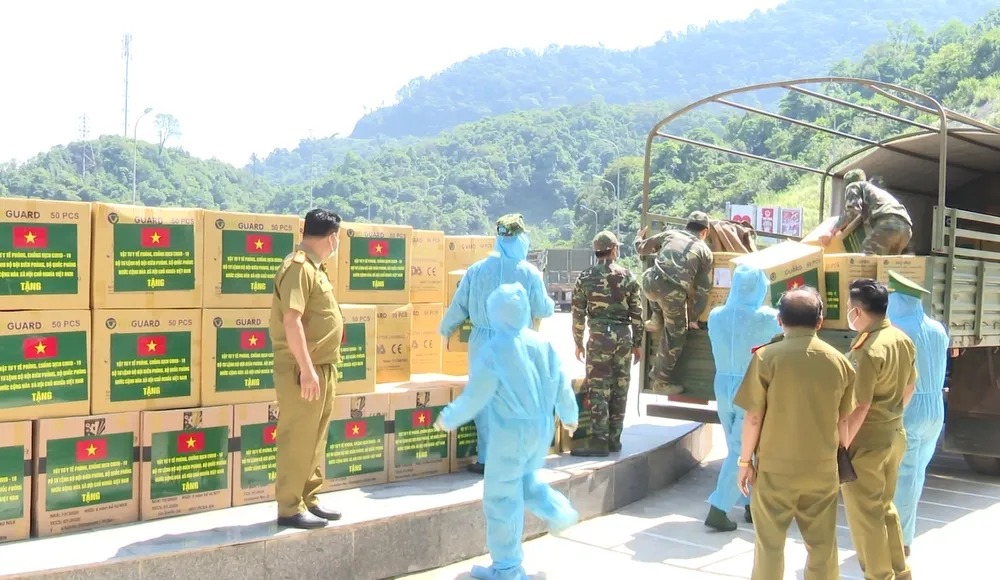 Hỗ trợ vật tư y tế, nhu yếu phẩm cho lực lượng quản lý, bảo vệ biên giới nước bạn Lào ảnh 6