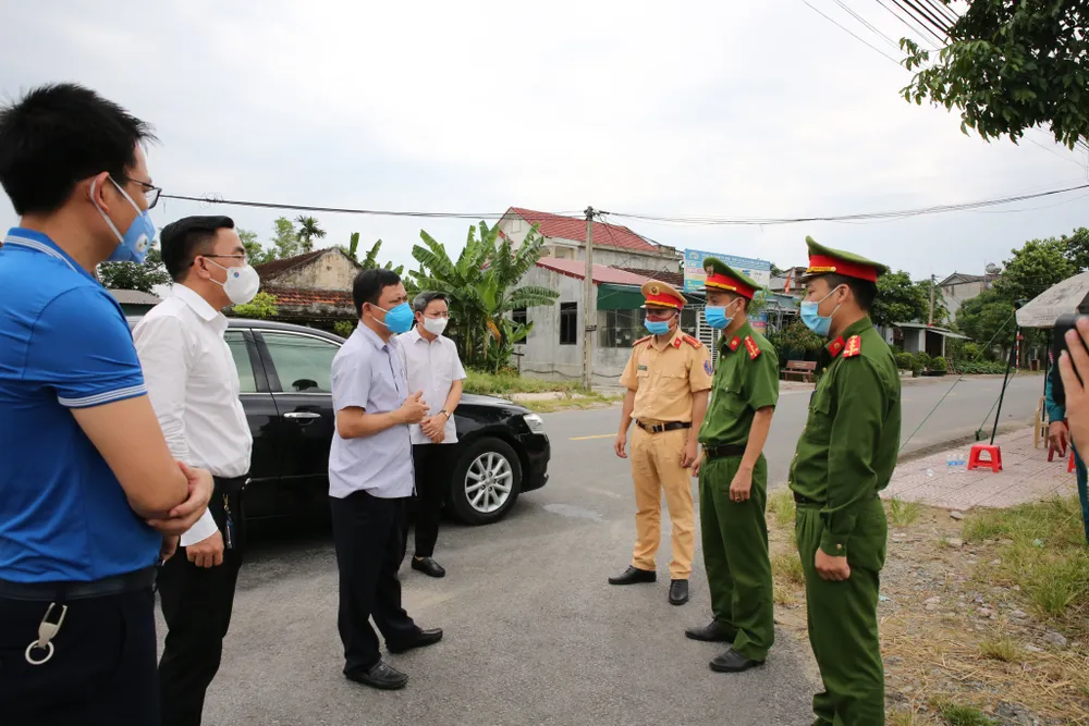 Hà Tĩnh thông báo khẩn tìm người đi cùng chuyến bay và đến các địa điểm liên quan ca mắc Covid-19  ảnh 1