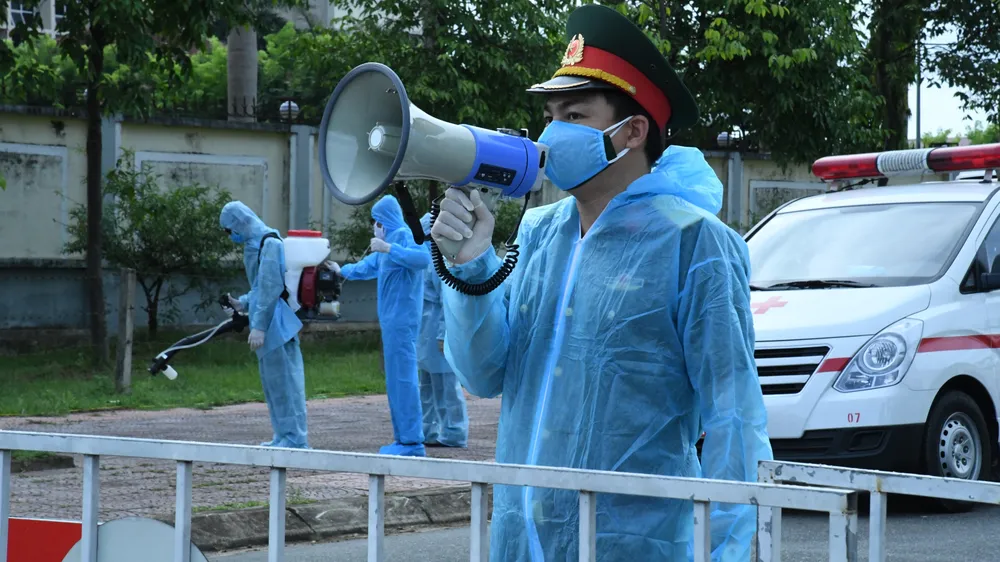 Quân khu 4 điều động lực lượng phun khử khuẩn các khu vực ở TP Hà Tĩnh ảnh 13