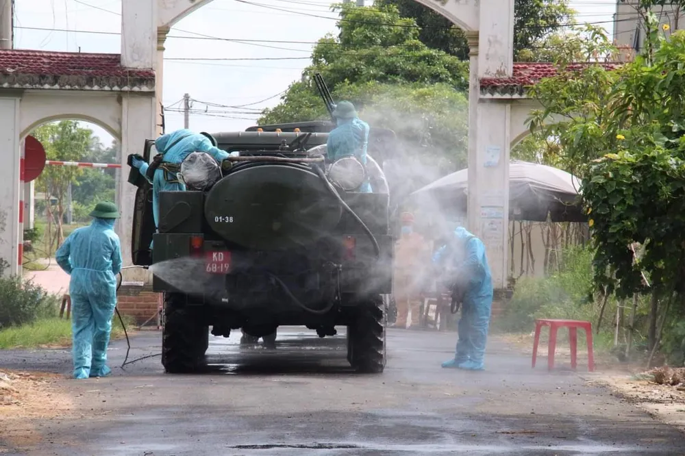 Quân khu 4 điều động lực lượng phun khử khuẩn các khu vực ở TP Hà Tĩnh ảnh 9