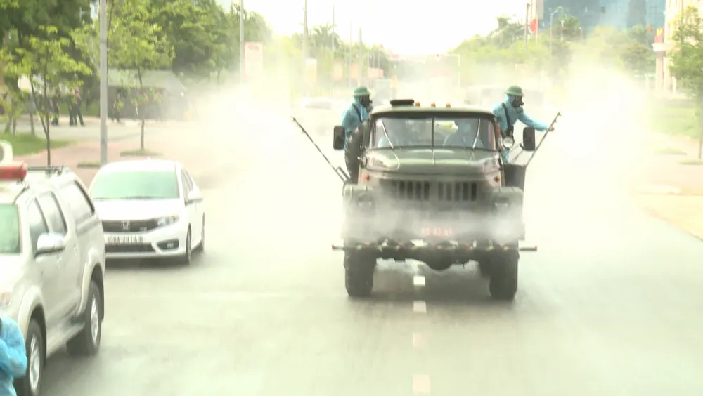 Quân khu 4 điều động lực lượng phun khử khuẩn các khu vực ở TP Hà Tĩnh ảnh 17