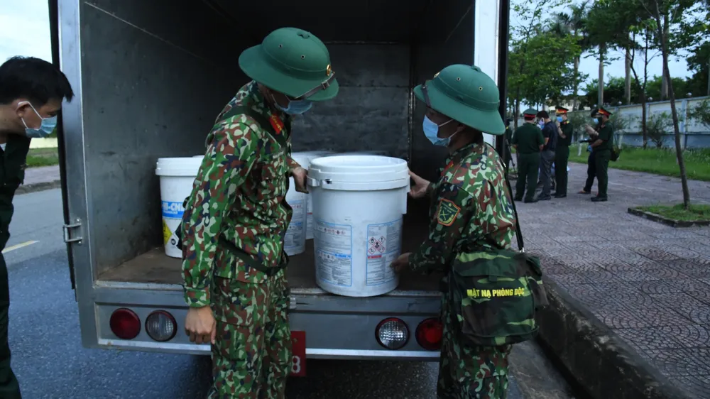 Quân khu 4 điều động lực lượng phun khử khuẩn các khu vực ở TP Hà Tĩnh ảnh 3