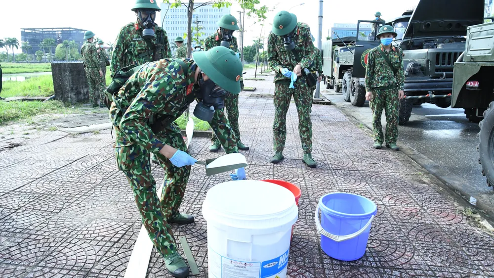 Quân khu 4 điều động lực lượng phun khử khuẩn các khu vực ở TP Hà Tĩnh ảnh 4
