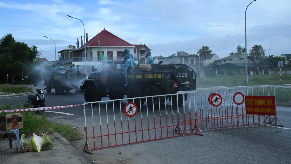 Quân khu 4 điều động lực lượng phun khử khuẩn các khu vực ở TP Hà Tĩnh ảnh 8