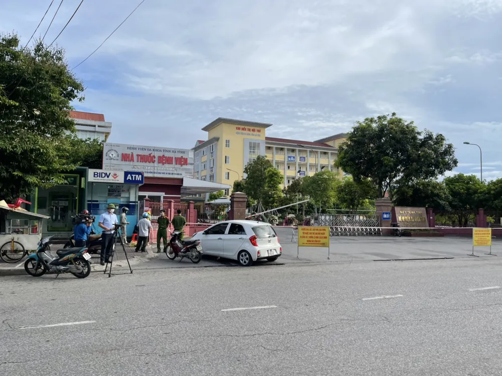 Phát hiện 1 trường hợp dương tính với SARS-CoV-2 đang làm việc tại Bệnh viện Đa khoa tỉnh Hà Tĩnh ảnh 1