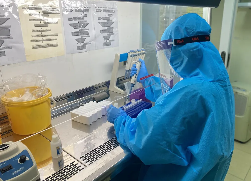 Cán bộ y tế tỉnh Hà Tĩnh xét nghiệm các mẫu cho người dân
