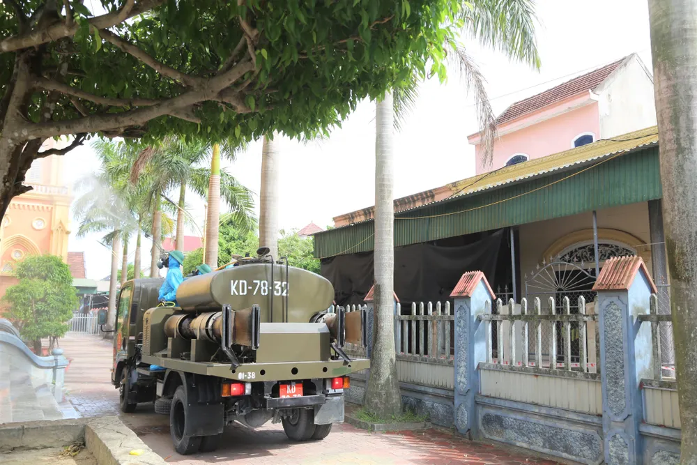 Quân khu 4 điều động lực lượng phun khử khuẩn vùng dịch ở huyện Thạch Hà, Hà Tĩnh ảnh 12