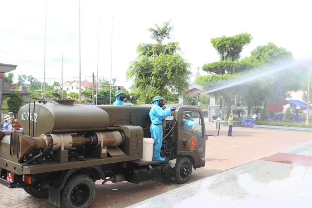 Quân khu 4 điều động lực lượng phun khử khuẩn vùng dịch ở huyện Thạch Hà, Hà Tĩnh ảnh 15