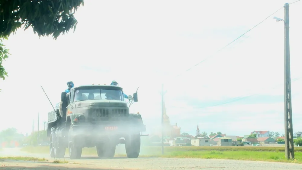 Quân khu 4 điều động lực lượng phun khử khuẩn vùng dịch ở huyện Thạch Hà, Hà Tĩnh ảnh 5