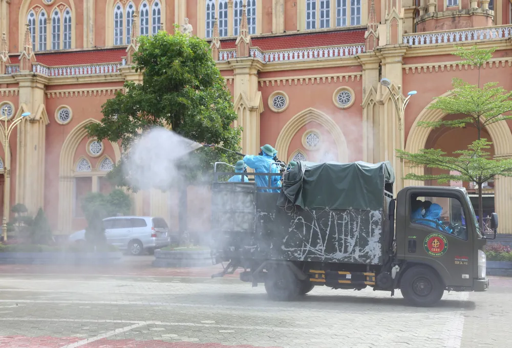 Quân khu 4 điều động lực lượng phun khử khuẩn vùng dịch ở huyện Thạch Hà, Hà Tĩnh ảnh 4