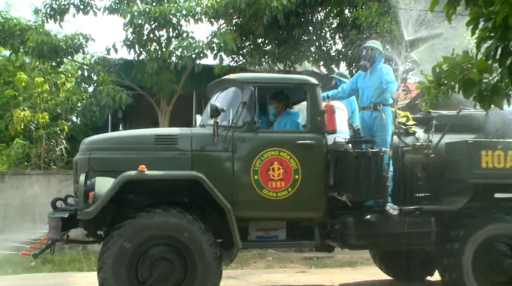 Quân khu 4 điều động lực lượng phun khử khuẩn vùng dịch ở huyện Thạch Hà, Hà Tĩnh ảnh 8