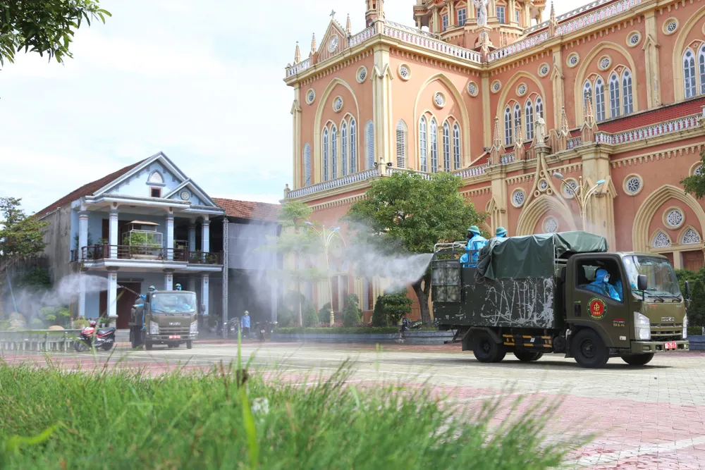 Quân khu 4 điều động lực lượng phun khử khuẩn vùng dịch ở huyện Thạch Hà, Hà Tĩnh ảnh 11