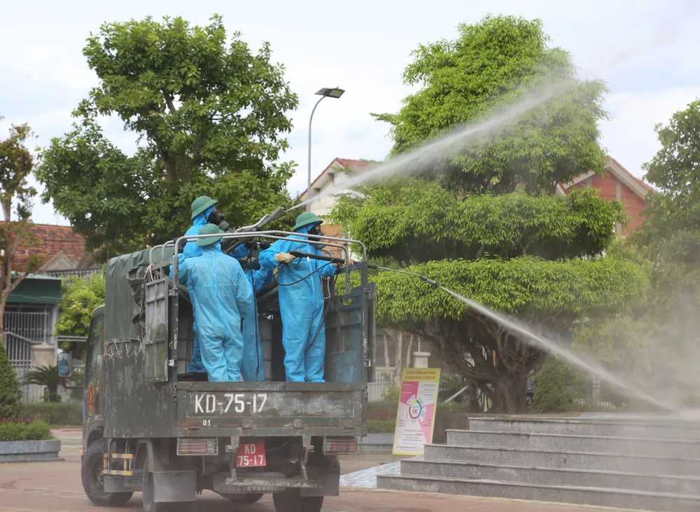 Quân khu 4 điều động lực lượng phun khử khuẩn vùng dịch ở huyện Thạch Hà, Hà Tĩnh ảnh 13