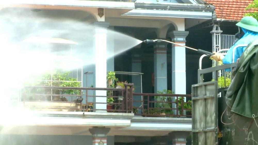 Quân khu 4 điều động lực lượng phun khử khuẩn vùng dịch ở huyện Thạch Hà, Hà Tĩnh ảnh 21