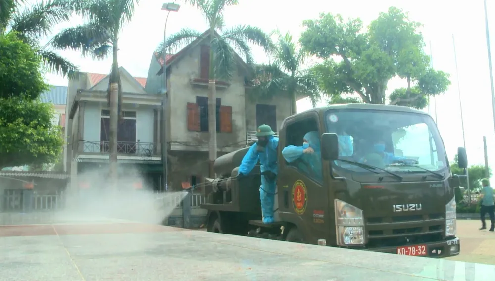 Quân khu 4 điều động lực lượng phun khử khuẩn vùng dịch ở huyện Thạch Hà, Hà Tĩnh ảnh 22
