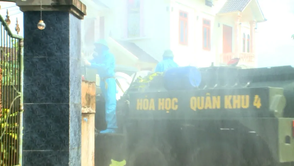 Quân khu 4 điều động lực lượng phun khử khuẩn vùng dịch ở huyện Thạch Hà, Hà Tĩnh ảnh 23