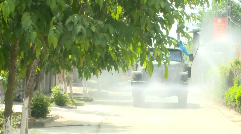 Quân khu 4 điều động lực lượng phun khử khuẩn vùng dịch ở huyện Thạch Hà, Hà Tĩnh ảnh 24