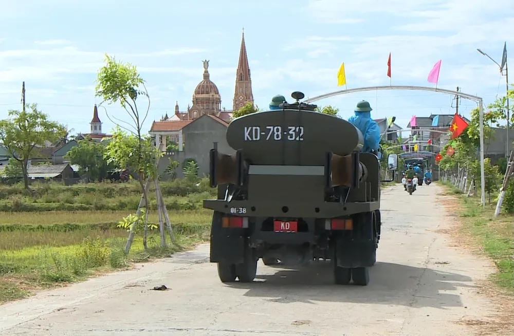 Quân khu 4 điều động lực lượng phun khử khuẩn vùng dịch ở huyện Thạch Hà, Hà Tĩnh ảnh 19